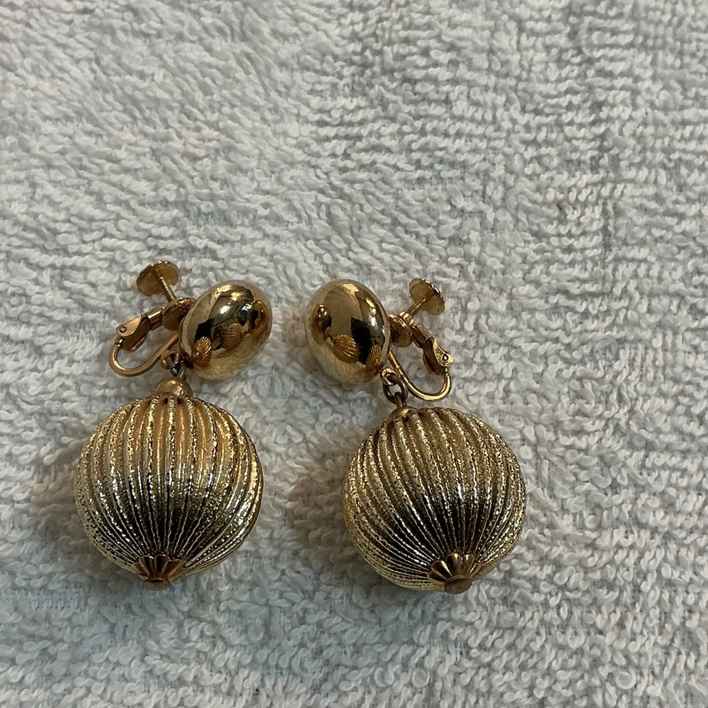 🌼Vintage🌼 Gold-Tone Ribbed Ball Clip-On Earrings